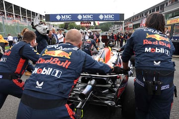 Mecánicos del equipo Red Bull Racing empujan el monoplaza del vigente campeón, y también lider del mundial, Max Verstappen.