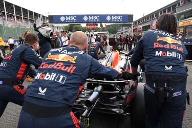 Mecánicos del equipo Red Bull Racing empujan el monoplaza del vigente campeón, y también lider del mundial, Max Verstappen.