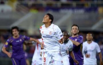 Sevilla's Colombian forward Carlos Bacca gestures during the UEFA Europa League second leg semi-final football match Fiorentina vs Sevilla at the Artemio Franchi Stadium in Florence on May 14, 2015. AFP PHOTO / FILIPPO MONTEFORTE