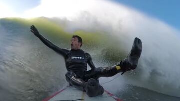 El surfista Francisco Porcella cae de culo sobre su tabla de surf en una sesi&oacute;n de olas gigantes en Mavericks (California, Estados Unidos). 