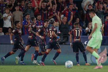 Los jugadores de Levende celebran 2-0 contra Barcelona.