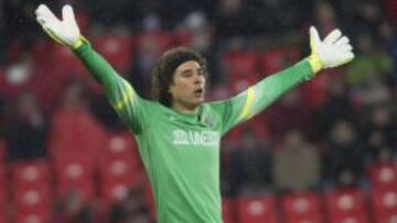 Memo Ochoa durante el juego de vuelta de cuartos de final en el que el M&aacute;laga cay&oacute; por la m&iacute;nima diferencia ante el Athletic de Bilbao, &uacute;ltima vez que defendi&oacute; la porter&iacute;a blanquiazul.