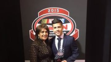 El piloto bogotano junto a su mam&aacute; luego de recibir el premio Wendell Scott .