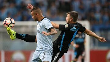 Soccer Football - Copa Libertadores - Brazil&#039;s Gremio v Chile&#039;s Deportes Iquique - Arena do Gremio stadium, Porto Alegre, Brazil - 11/4/17 - Luan (L) of Gremio and Mauricio Zanteno of Deportes Iquique in action.  REUTERS/Diego Vara