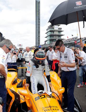 Fernando Alonso subiéndose al monoplaza. 