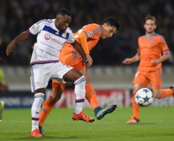 Samuel Umtiti con Enzo Pérez.