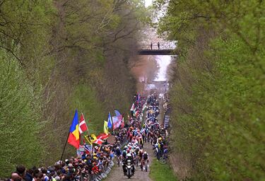 Tadej Pogacar y Mads Pedersen lideran el pelotón al pasar por el sector adoquinado de Trouée d'Arenberg durante la 122.ª edición de la París-Roubaix 2025.