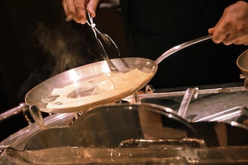 Imagen del flambeado de la crepe Suzette en Les Grands Buffets. Fotografa: Tryptic Comunicaci.