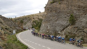 El pelotón rueda durante la decimoquinta etapa de La Vuelta 2020 entre Mos y Puebla de Sanabria.