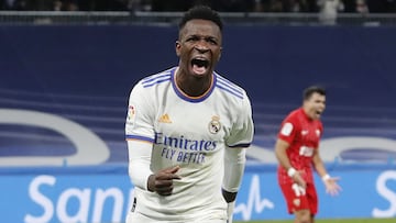 Vinicius celebra el gol con el que el Real Madrid culminó la remontada contra el Sevilla en LaLiga Santander.