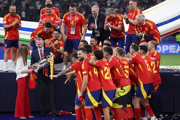 Los jugadores de la Selección arengan al Rey Felipe VI, junto con la Princesa sofía, a levantar el trofeo de la Eurocopa.