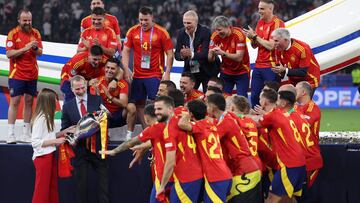 Los jugadores de la Selección arengan al Rey Felipe VI, junto con la Princesa sofía, a levantar el trofeo de la Eurocopa.