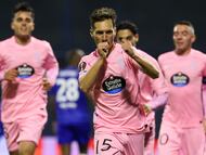 Bryan Zaragoza, delantero del Celta, celebra el tanto anotado en propia puerta por Sergi Domínguez, defensa del Dinamo de Zagreb.