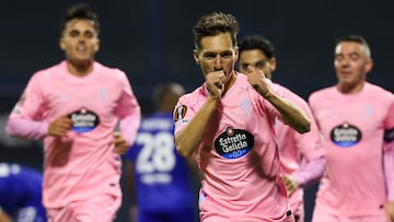 Bryan Zaragoza, delantero del Celta, celebra el tanto anotado en propia puerta por Sergi Domínguez, defensa del Dinamo de Zagreb.