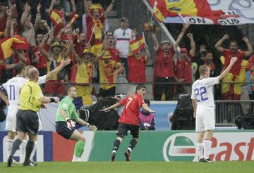 Fue convocado también para la Eurocopa 2008. Villa marcó su primer hat-trick con la Roja, fue en la victoria por 4-1 de España sobre Rusia.