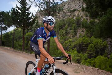 La subida, en su mayor parte, es desprotegida en cuanto a árboles se refiere, por lo que el viento será un factor para tener en cuenta. Valverde lo tuvo “de culo”, pero no influyó demasiado. Sus colores del Movistar, equipo al que está ligado con un rol de asesor y consejo tras la retirada, y su Canyon, inseparables para entrenar.