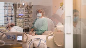 GRAFCAT6577 BARCELONA 15/5/2020.- Aspecto del área de la UCI pedriátrica del Hospital de la Vall d'Hebron de Barcelona, el día en que se ha dado a conocer el primer trasplante pediátrico del estado a una paciente adolescente transplantada de corazón que padecía una cardiopatía congénita y que ha superado el COVID-19. EFE/Marta Pérez.