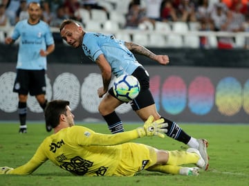 Tenía el papel de revulsivo en el Gremio que ganó la Libertadores, pero su racha goleadora le ha hecho ya titular en el Brasileirao. Rápido y muy activo, por banda o segundo punta, Tite lo utilizó desde el banquillo ante EE UU y El Salvador.