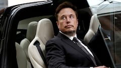 FILE PHOTO: Tesla Chief Executive Officer Elon Musk gets in a Tesla car as he leaves a hotel in Beijing, China May 31, 2023. REUTERS/Tingshu Wang/File Photo