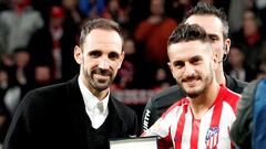 Homenaje a Juanfran Torres. Koke, capitán del Atlético de Madrid. le entregó una placa.