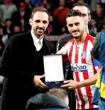 Homenaje a Juanfran Torres. Koke, capitán del Atlético de Madrid. le entregó una placa.