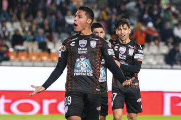 El joven delantero de Pachuca recibió el respaldo de Martín Palermo en el último partido de los Tuzos en el AP19. De la Rosa anotó un doblete en la victoria sobre Pumas. La joya de la cantera hidalguense buscará más minutos este semestre.