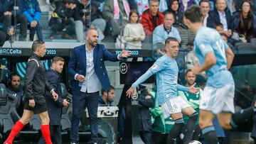 El entrenador del Celta, Claudio Giráldez, durante el partido de Liga celebrado este domingo en el estadio Balaidos de Vigo ante el Villareal.