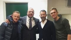 El gerente creativo de WWE, Triple H junto a las estrellas del balompié del Manchester United.