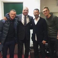 Wayne Rooney abofetea a un luchador de la WWE