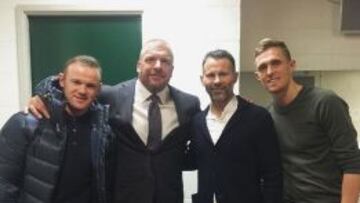 El gerente creativo de WWE, Triple H junto a las estrellas del balompié del Manchester United.