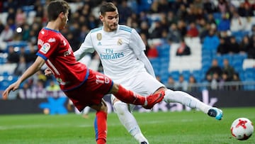 GRAF1627. Madrid, 10/01/2018.- El centrocampista del Numancia, Ignacio Agustín Sánchez "Nacho" (i), golpea el balón ante el defensa francés del Real Madrid, Theo Hernández, durante el encuentro correspondiente