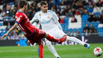 GRAF1627. Madrid, 10/01/2018.- El centrocampista del Numancia, Ignacio Agust&iacute;n S&aacute;nchez &quot;Nacho&quot; (i), golpea el bal&oacute;n ante el defensa franc&eacute;s del Real Madrid, Theo Hern&aacute;ndez, durante el encuentro correspondiente 