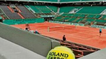 <b>OBJETO DE DISCORDIA. </b>La bola de este Roland Garros preocupa a los rivales de Rafa Nadal.