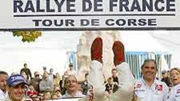 <b>EL MEJOR.</B> Así ha celebrado Loeb su título de campeón del mundo.