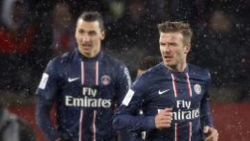 Beckham, en primer plano, con Ibrahimovic detrás, en un partido del PSG.