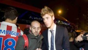<b>CONCENTRADOS. </b>De Gea firma autógrafos a su llegada ayer a Barcelona con la expedición rojiblanca.