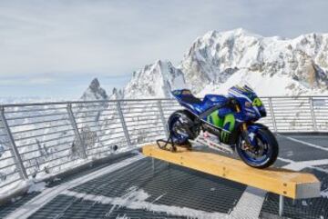 Sesión de fotos de la Yamaha YZR-M1s de Jorge Lorenzo y Valentino Rossi en Punta Helbronner con el Mont Blanc (4,810 m) de fondo.