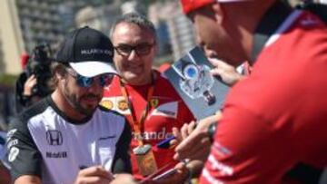 Fernando Alonso firma aut&oacute;grafos a los fans en M&oacute;naco.