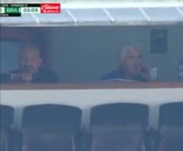 Tuca Ferretti viola ley antitabaco en estadio Azteca