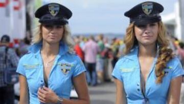 <b>Mucha, mucha policía.</b> Nada especial en las agentes que nos ilustran. Digamos que representan al cuerpo de policía en todo su esplendor. Mirada firme, porra disuasoria (o no), esposas que amenazan (o prometen) y botas de Barbarella. Así son las fuerzas del orden. Asombrosamente parecidas a las fuerzas del desorden.