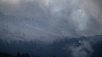 The Cumbre Vieja volcano, pictured from El Paso, spews smoke on the Canary island of La Palma on December 12, 2021. - The Cumbre Vieja volcano has been erupting since September 19, forcing more than 6,000 people out of their homes as the lava burnt its way across huge swathes of land on the western side of La Palma. (Photo by PIERRE-PHILIPPE MARCOU / AFP)