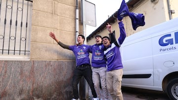 Agraciados con el ‘Gordo’ del Sorteo Extraordinario de la Lotería de Navidad 2025 correspondiente al número 79432 celebran su suerte, a 22 de diciembre de 2025, en La Bañeza, León, Castilla y León (España). El Sorteo Extraordinario de la Lotería de Navidad de 2025 consta de 198 series y cada serie tiene 100.000 billetes. El total de la emisión asciende a 3.960 millones de euros y se destina a premios (70% de la emisión) 2.772 millones de euros. Cada serie distribuye en premios 14 millones de euros y en total se reparten 30.301.920 premios durante un sorteo que tiene una duración aproximada de cuatro horas.
22 DICIEMBRE 2025 LOTERÍA DE NAVIDAD
Fernando Otero / Europa Press
22/12/2025