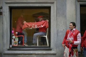 Miles de seguidores del Sevilla han llenado de colorido las calles de la capital polaca a la espera del partido.