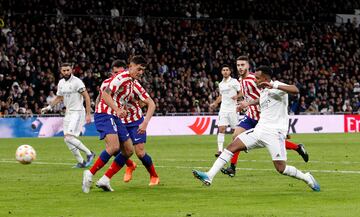 1-1. Secuencia de los regates de Rodrygo para anotar el primer gol. En la imagen, el brasileño, tras disparar, bate a Jan Oblak por el palo derecho del portero rojiblanco.