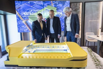  El presidente del Villarreal CF, Fernando Roig; el alcalde de Vila-real, José Benlloch; y César Azcárate, representante de IDOM.
