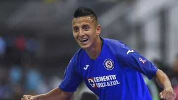El mediocampista mexicano señaló que si Ricardo Peláez lo llama para unirse al proyecto rojiblanco, lo escucharía, pero primero quiere salir campeón con Cruz Azul.