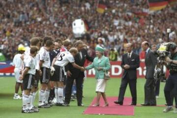 Volvió el rey de Europa. Alemania jugó ante la República Checa su quinta final de la Eurocopa en ocho participaciones y no dejó pasar el tren. Logró en Wembley su tercer título aumentando así su leyenda y lo hizo derrotando a la República Checa con un 'gol de oro'. Un suplente, Oliver Bierhoff, cumplió su papel de revulsivo y logró empatar un partido que se le había puesto a Alemania muy cuesta arriba. En la prórroga, el delantero volvió a marcar y ahí se acabó todo. Los alemanes, campeones. En la imagen, Isabel II saluda a los campeones. 