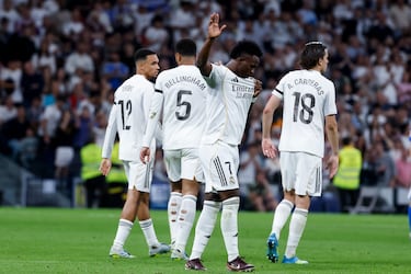 Vinicius, tras marcar el segundo gol, hizo el gesto claro de llevarse las manos al pecho y levantar las palmas, una señal habitual de disculpa dirigida a la grada, sin una celebración efusiva. El gesto fue interpretado como una disculpa por momentos anteriores del partido y por la tensión con parte del público del Bernabéu, que venía pitándole antes del gol. En el momento del gesto de perdón, se escuchó una mezcla de aplausos y silencio, con algunos pitidos aislados que se fueron apagando poco a poco.