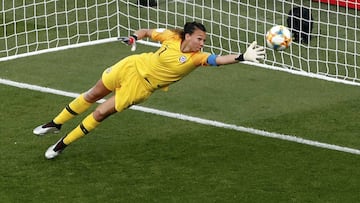 Chile goalkeeper Claudia Endler makes a save during the Women&#039;s World Cup Group F soccer match between the United States and Chile at the Parc des Princes in Paris, Sunday, June 16, 2019. (AP Photo/Thibault Camus)