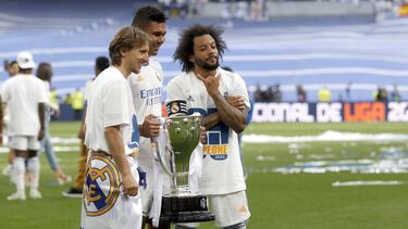 Modric, Casemiro y Kroos, con el trofeo de la Liga 35 del Real Madrid.